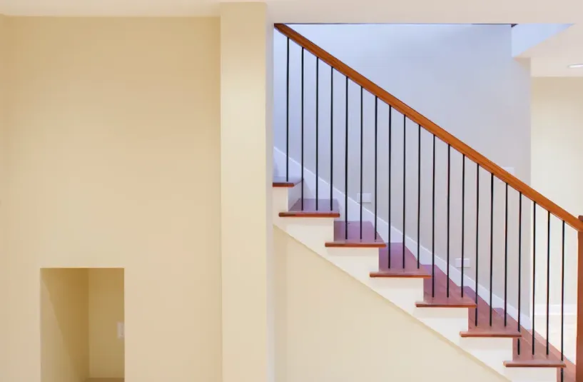 Escalier intérieur avec garde-corps métal et bois