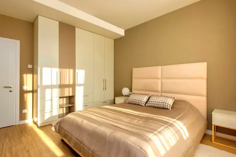 Chambre repeinte avec placards sur mesure