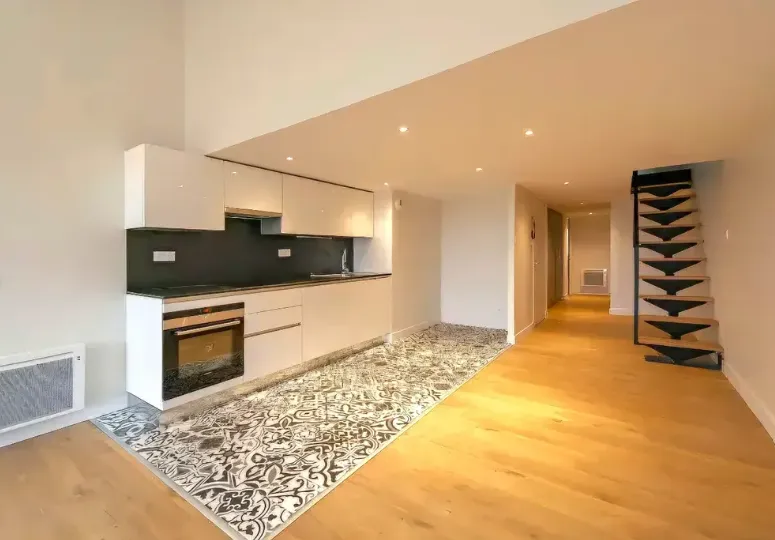 Séjour rénové avec cuisine ouverte et parquet neuf